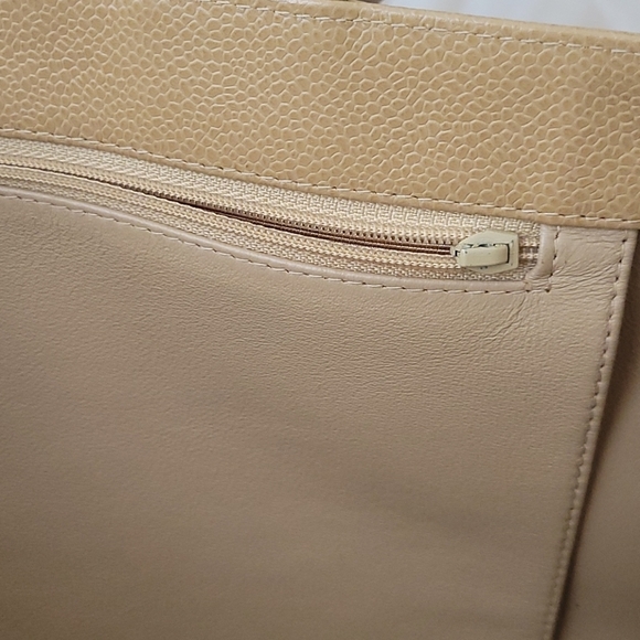 🎉🎉HP🎉🎉CHANEL Beige CC Caviar Large Tote - Picture 9 of 10